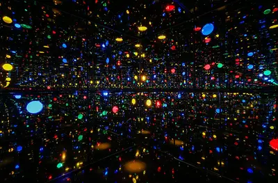 Yayoi Kusama, Infinity Mirrored Room – Illusion Inside the Heart, 2025 Inside view, Mirror-polished stainless steel with glass mirrors and colored acrylic, 300 x 300 x 300 cm, Collection of the artist © YAYOI KUSAMA